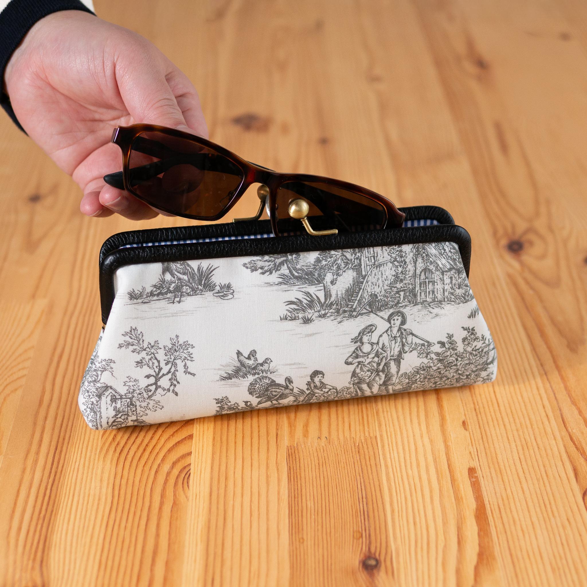 Toile de Jouy 革巻き口金のメガネケース（黒）フランス生地 | 5枚目