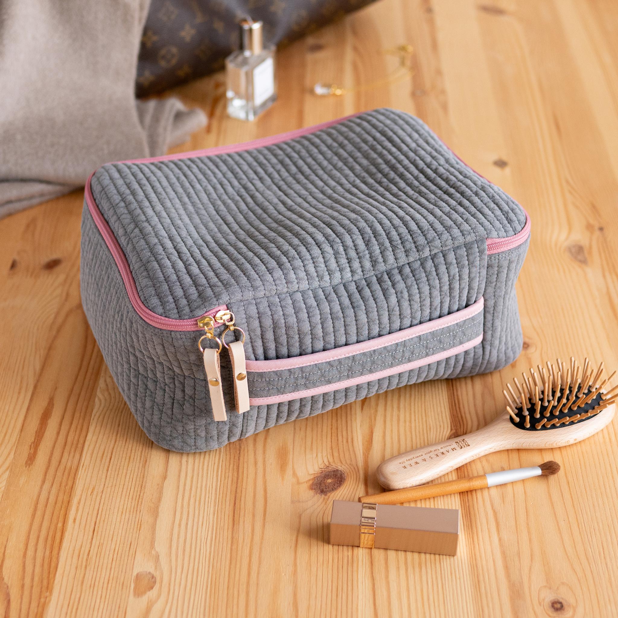ヌビキルトのトラベルバニティポーチ（ダークグレー×くすみピンク）