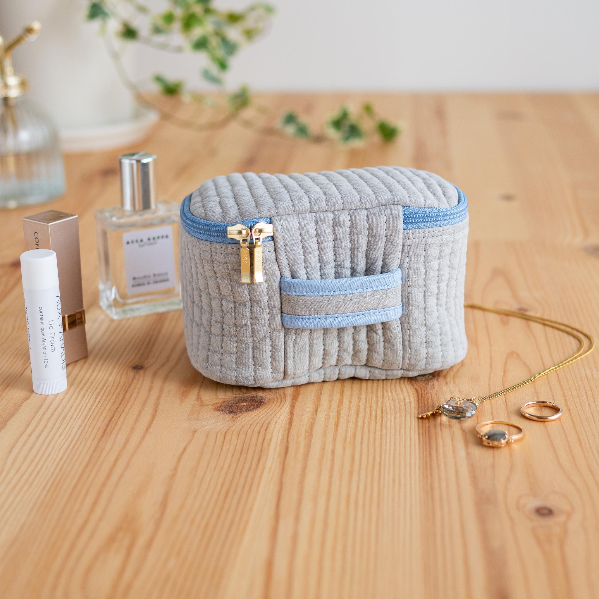 ヌビキルトのミニバニティポーチ（ライトグレー×くすみブルー）