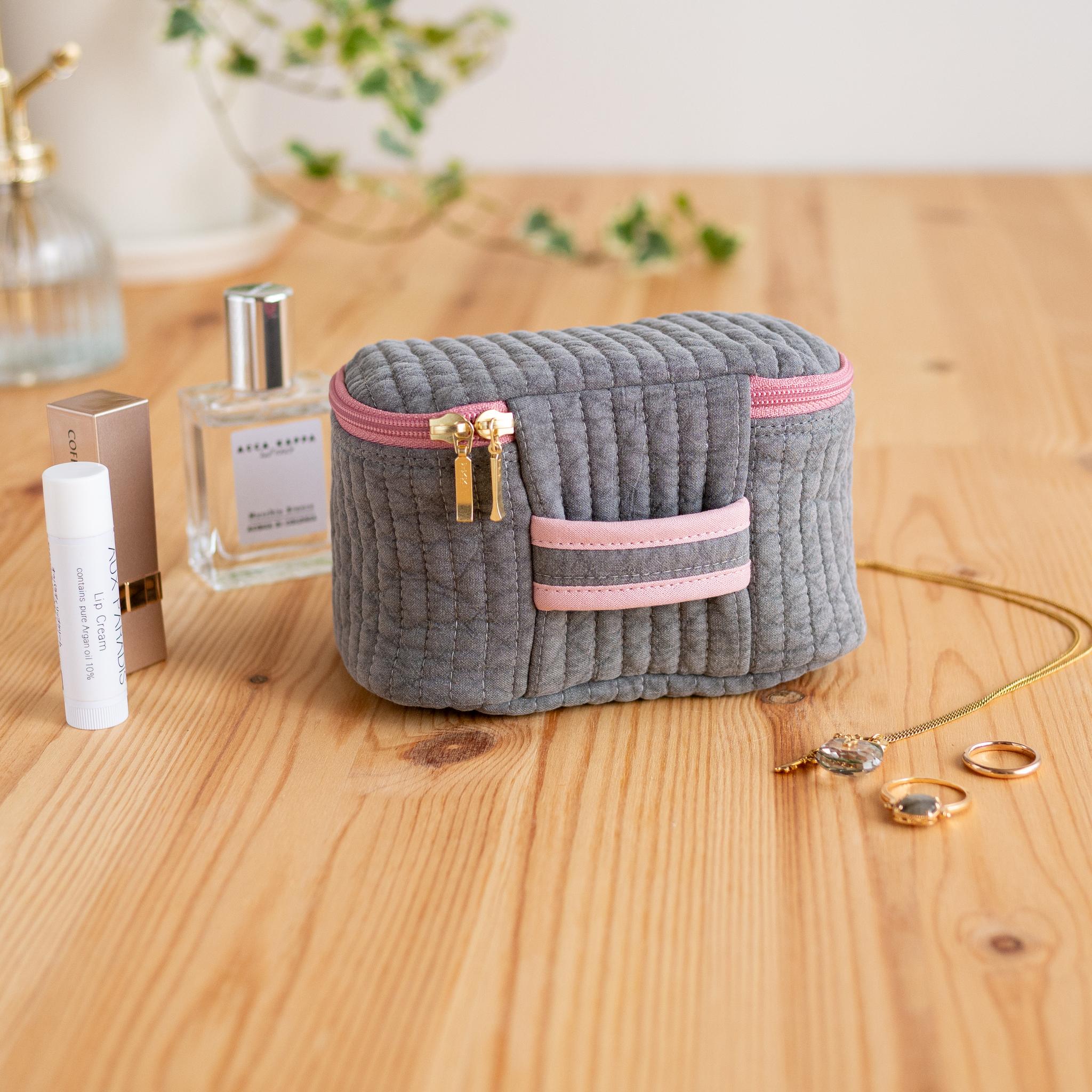 ヌビキルトのミニバニティポーチ（ダークグレー×くすみピンク）